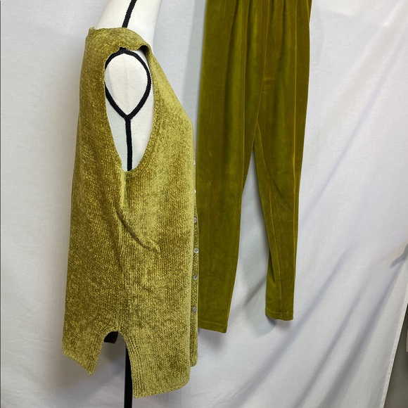 Olive Green Women's Sleeveless Top and Pants Set - Picture 7 of 17